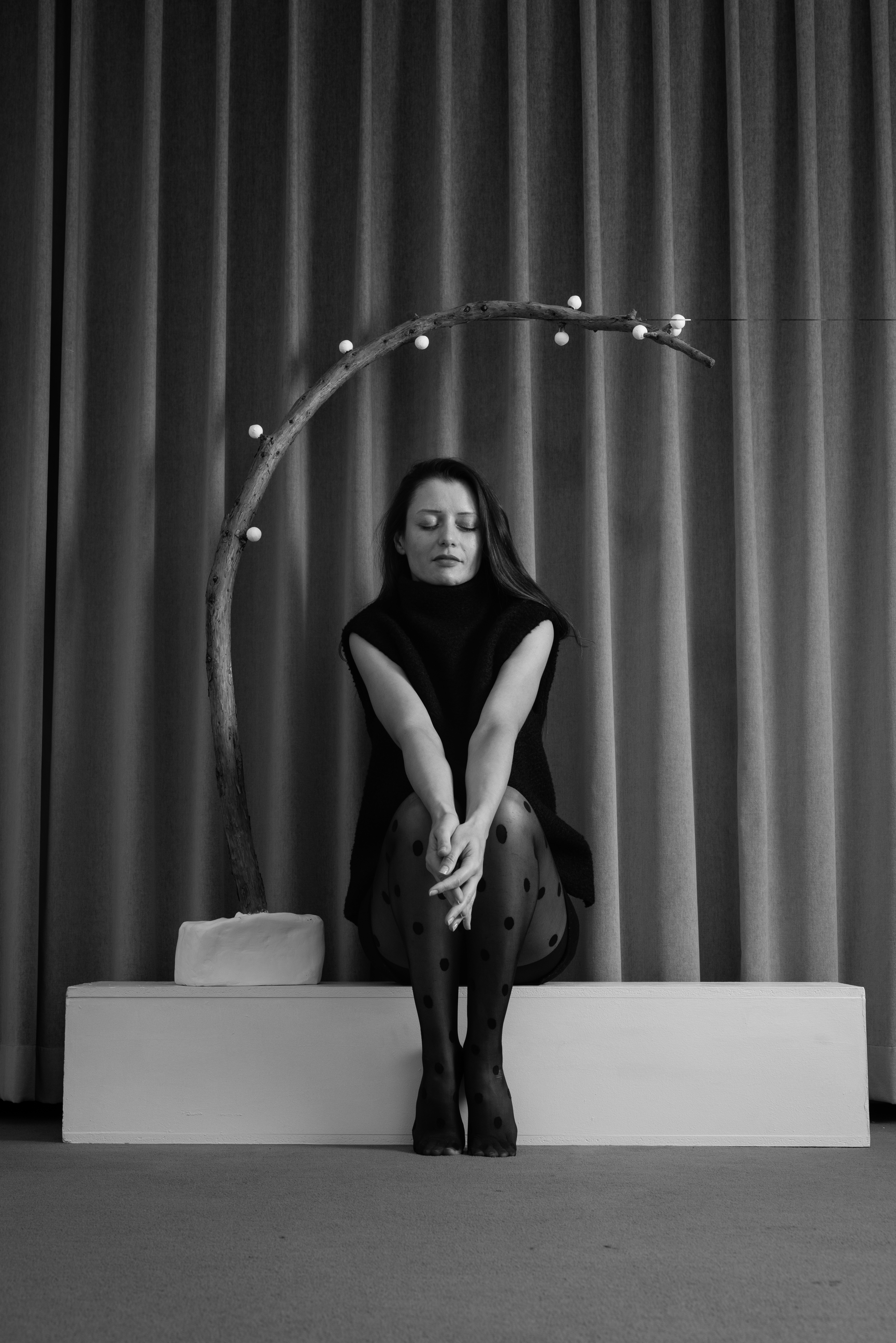 gergana faust exposition galerie la primaire sculpture bois etreinte